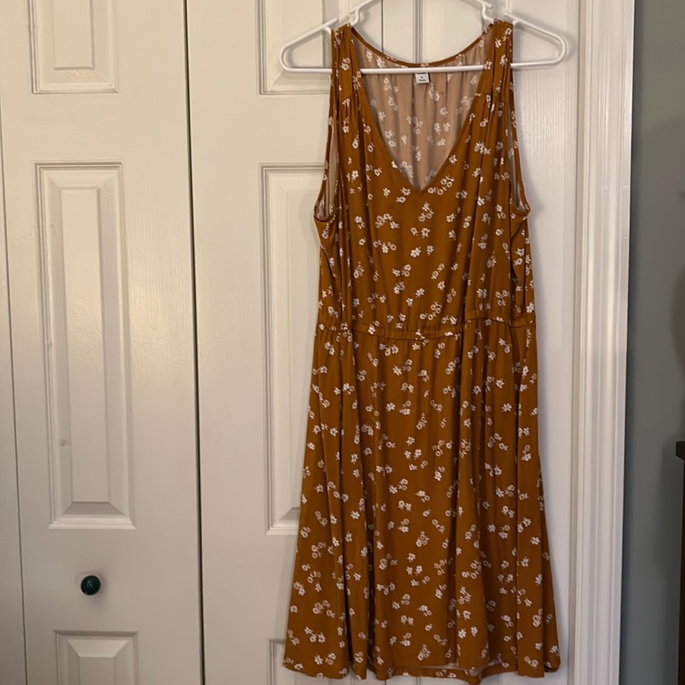 This a mustard Old Navy spring dress w/ a white floral pattern. Great condition.